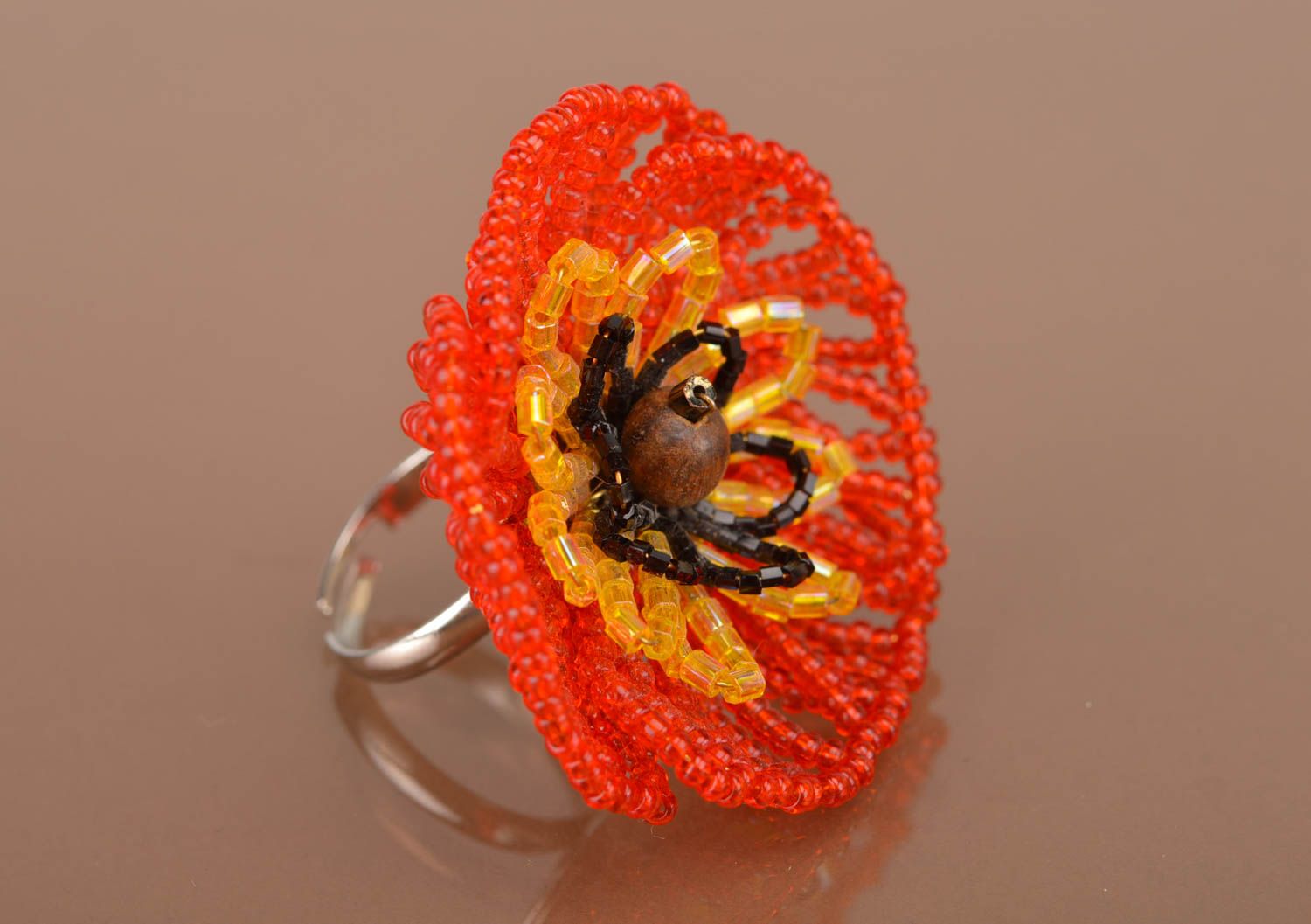 Бисерное кольцо ручной работы с разъемной основой в виде пышного мака красного фото 4