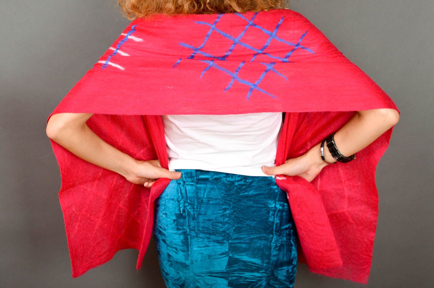 Handmade gefilzter Schal Frauen Accessoire roter Schal aus Wolle gemustert grell foto 5