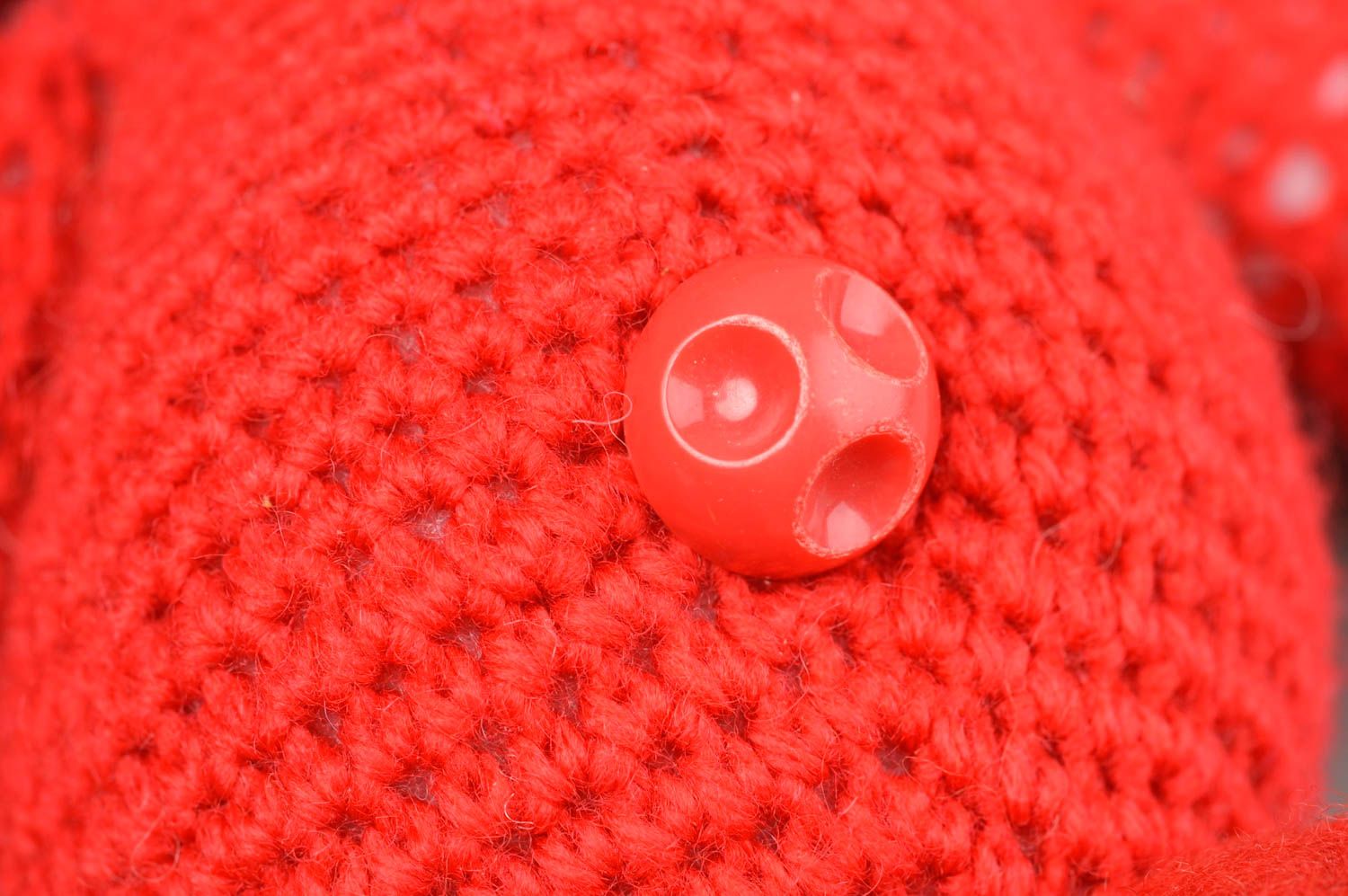 Красная мягкая игрушка ручной работы вязаная крючком красивая для ребенка фото 5