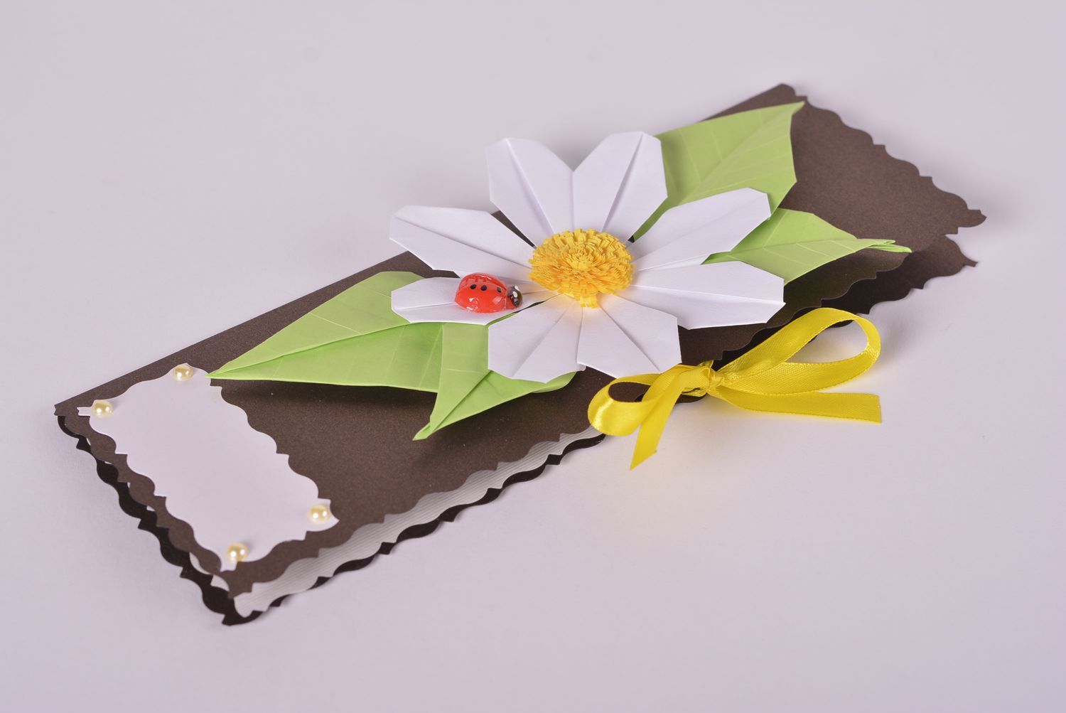 Carte de voeux fait main marron en carton avec fleur blanche Cadeau original photo 1