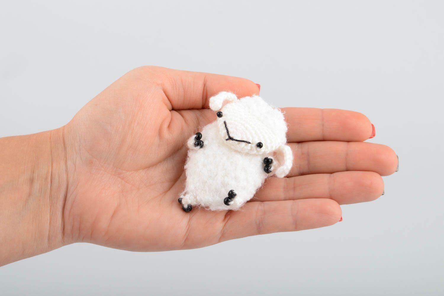 Мягкая вязаная игрушка магнит в виде овечки белая амигуруми маленькая хэнд мейд фото 5