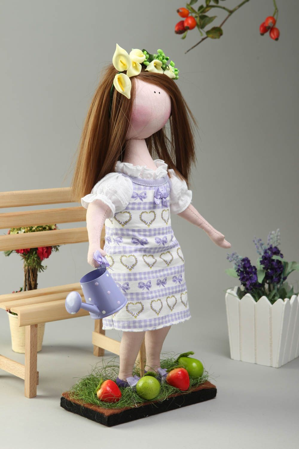 Кукла ручной работы кукла из ткани с веночком мягкая кукла на подставке фото 1