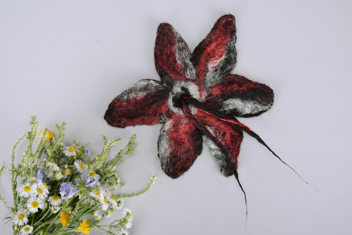 Broche feito de lã Preto com vermelho foto 1