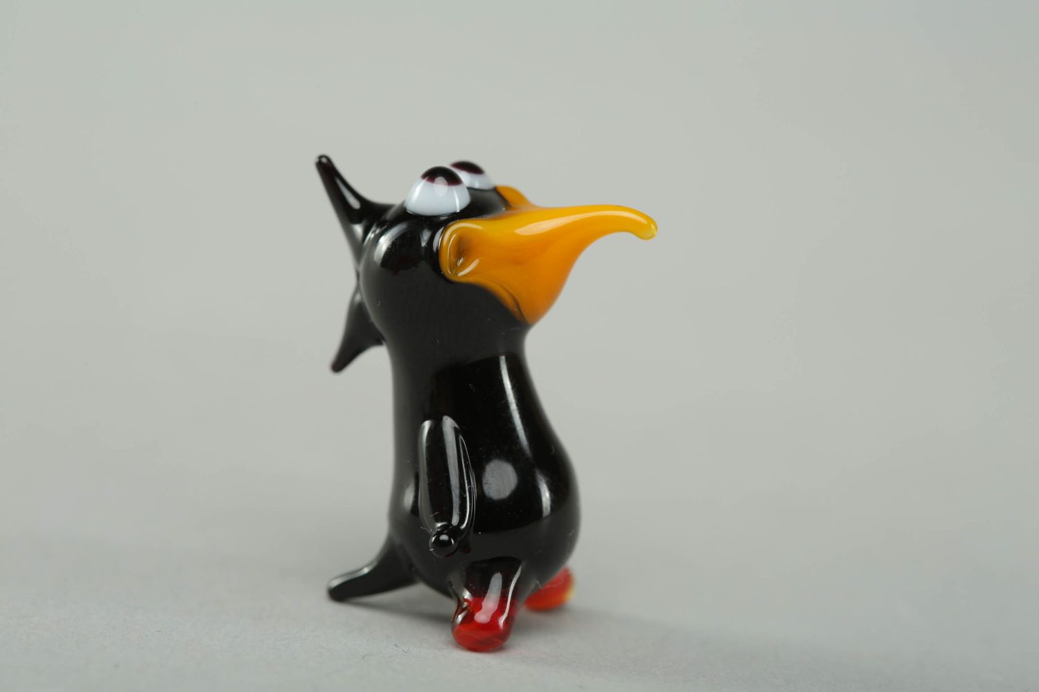 Стеклянная фигурка ручной работы в технике лэмпворк Пингвин фото 1