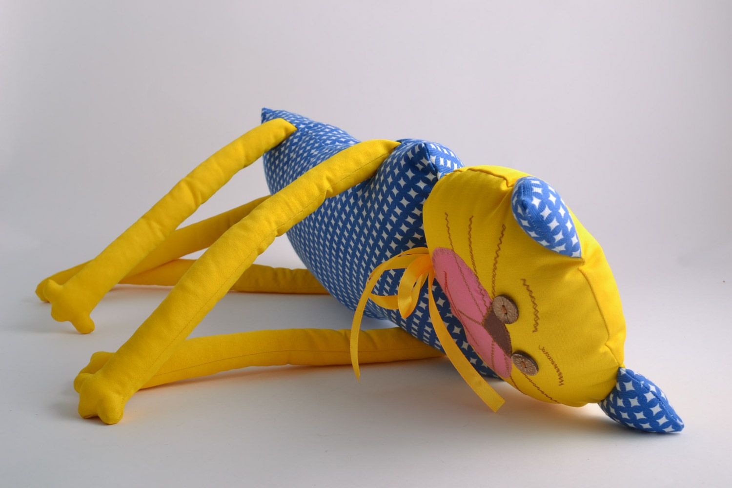 Интерьерная игрушка-подушка в виде кота ручной работы желтая с голубым большая фото 3