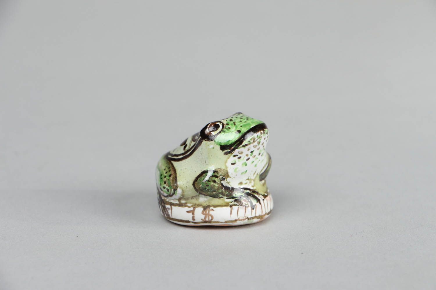 Figurine céramique en forme de grenouille modelée à main photo 1