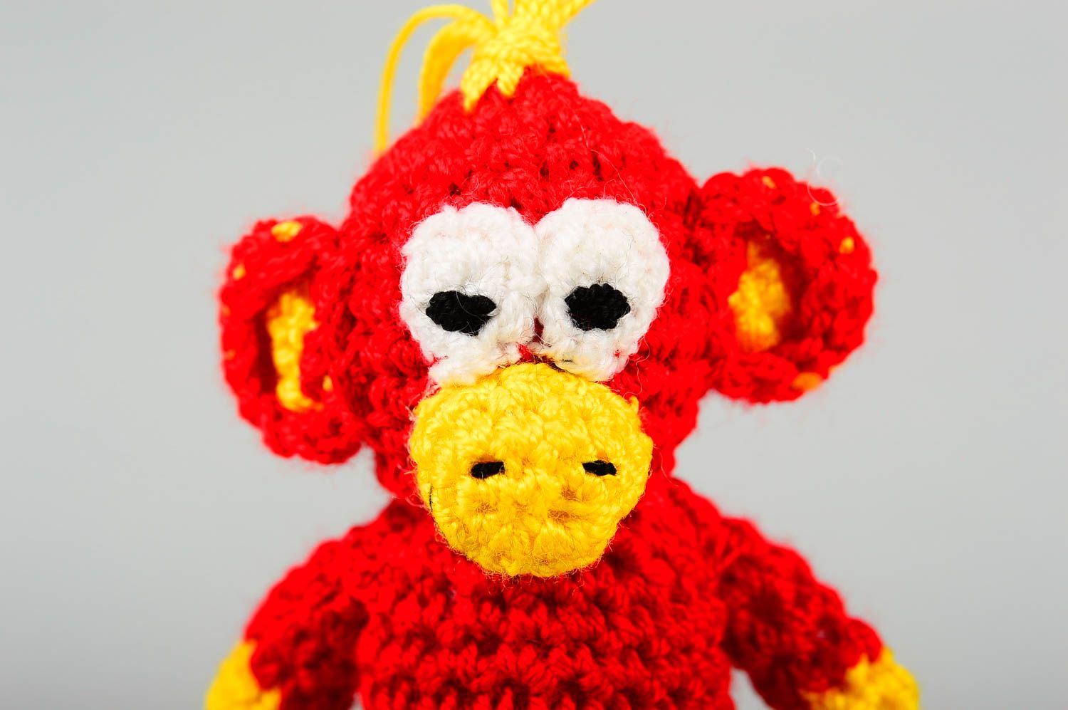 Llavero hecho a mano juguete de peluche tejido accesorio para llaves Mono rojo  foto 5