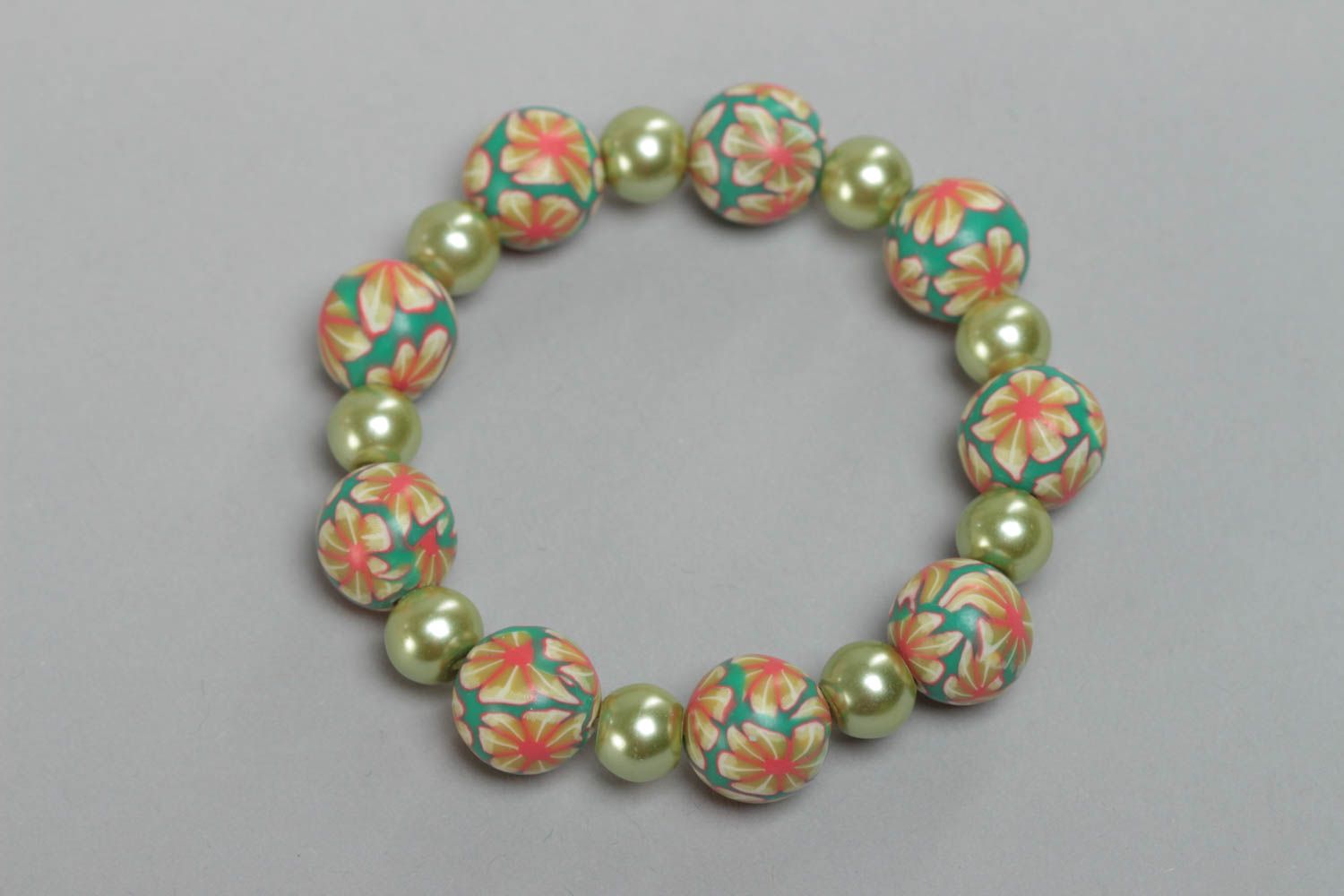 Bracelet en perles plastiques sur élastique pastel à motif floral fait main photo 2