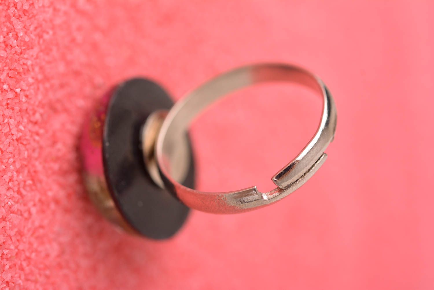 Кольцо ручной работы кольцо из эпоксидной смолы женское кольцо черное красивое фото 5