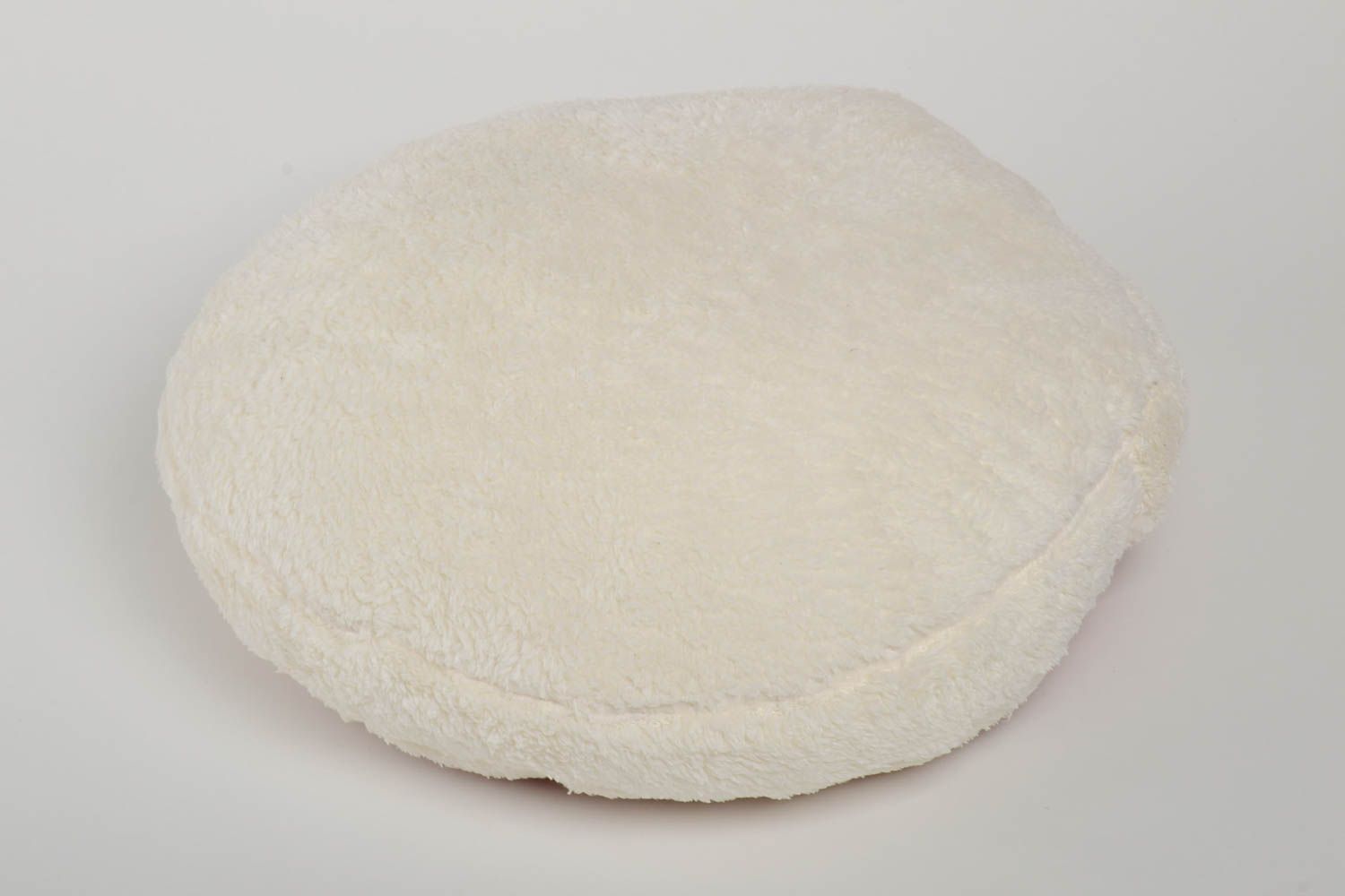 Круглая оригинальная интерьерная подушка ручной работы из махровой ткани и кожи  фото 2
