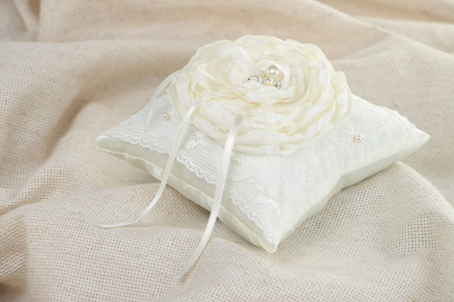 Schönes handmade Ringkissen aus Satin und Chiffon mit Perlen und Blume für Hochzeit foto 1