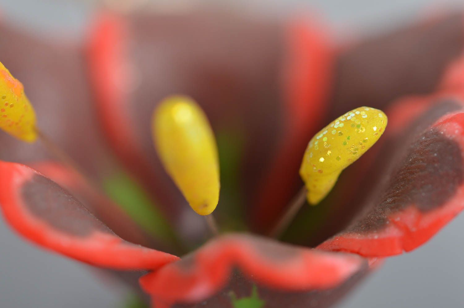 Boucles d'oreilles fleurs des tropiques brunes faites main en pâte polymère  photo 3
