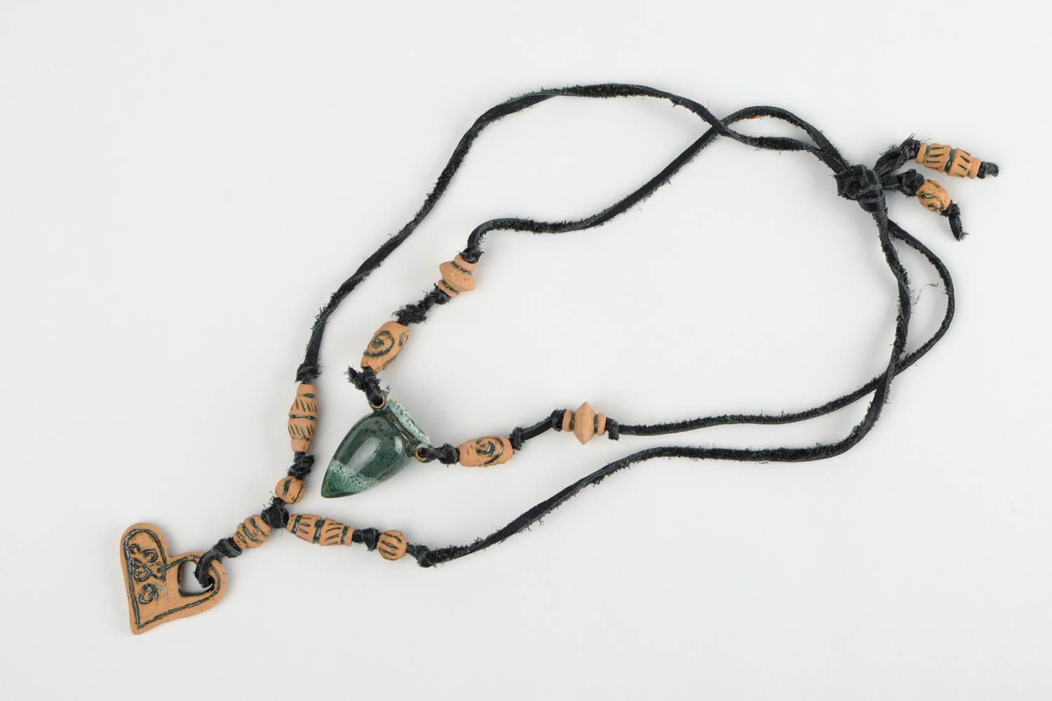 Глиняный аромакулон кулон ручной работы украшение на шею с сердечком на шнурке фото 3