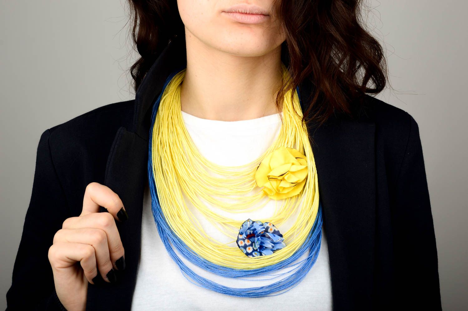 Collana di fili inamidati fatta a mano girocollo originale accessorio da donna foto 1