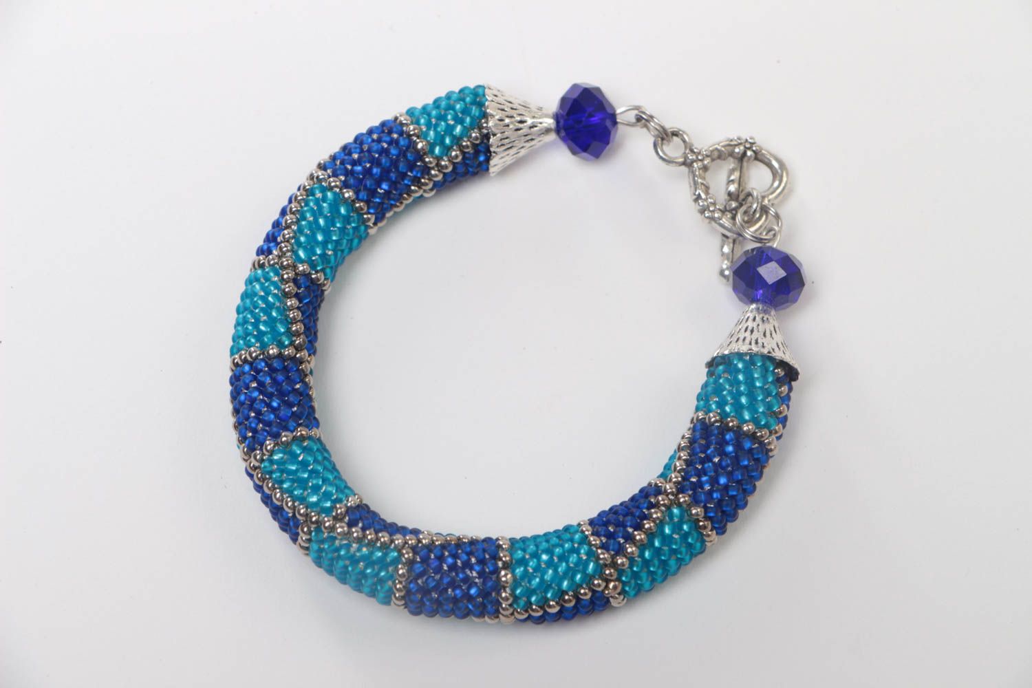 Bracelet en perles de rocaille au crochet bleu à carreaux fait main original photo 2