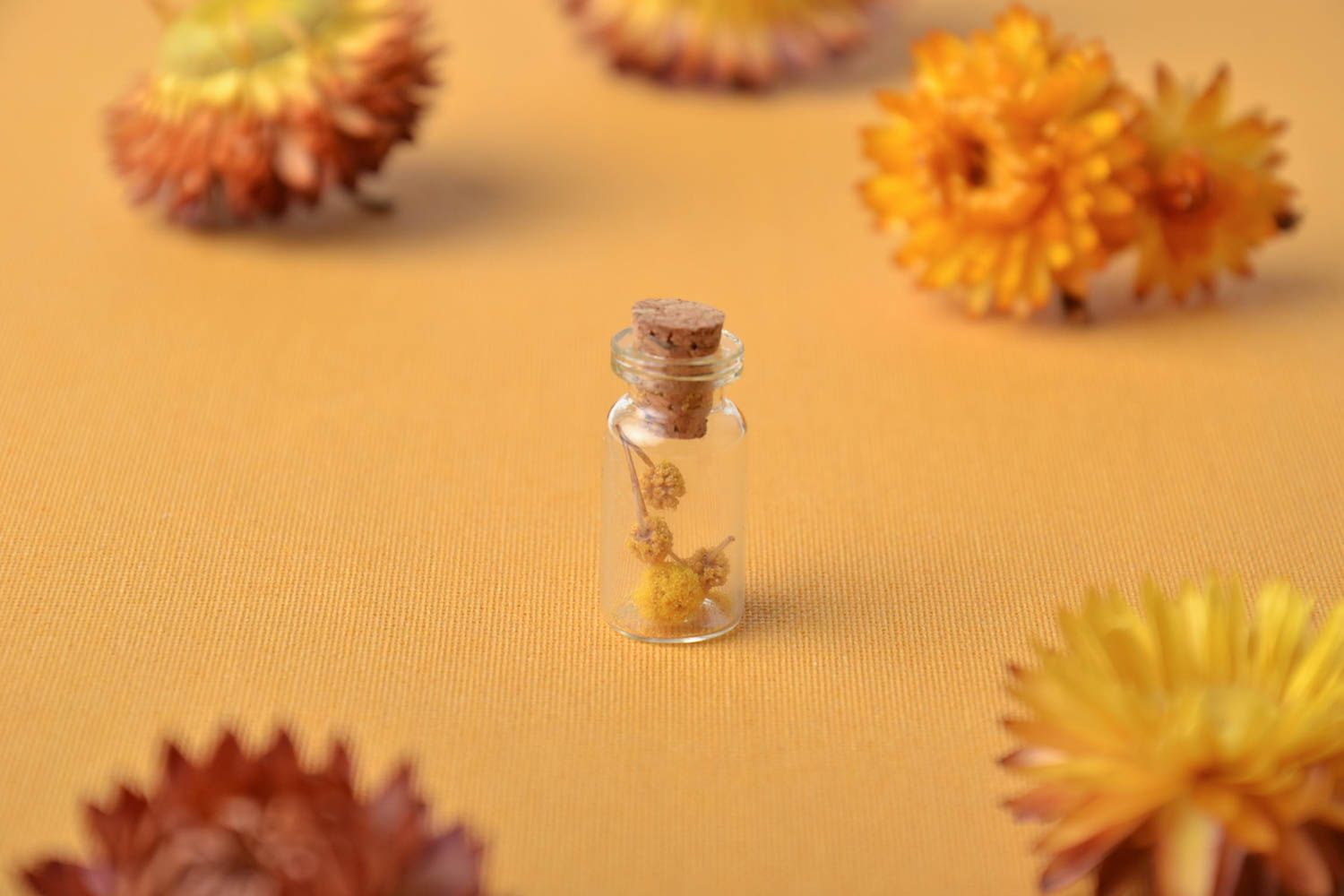 Suspension décorative en forme de flacon en verre avec fleurs jaunes photo 1