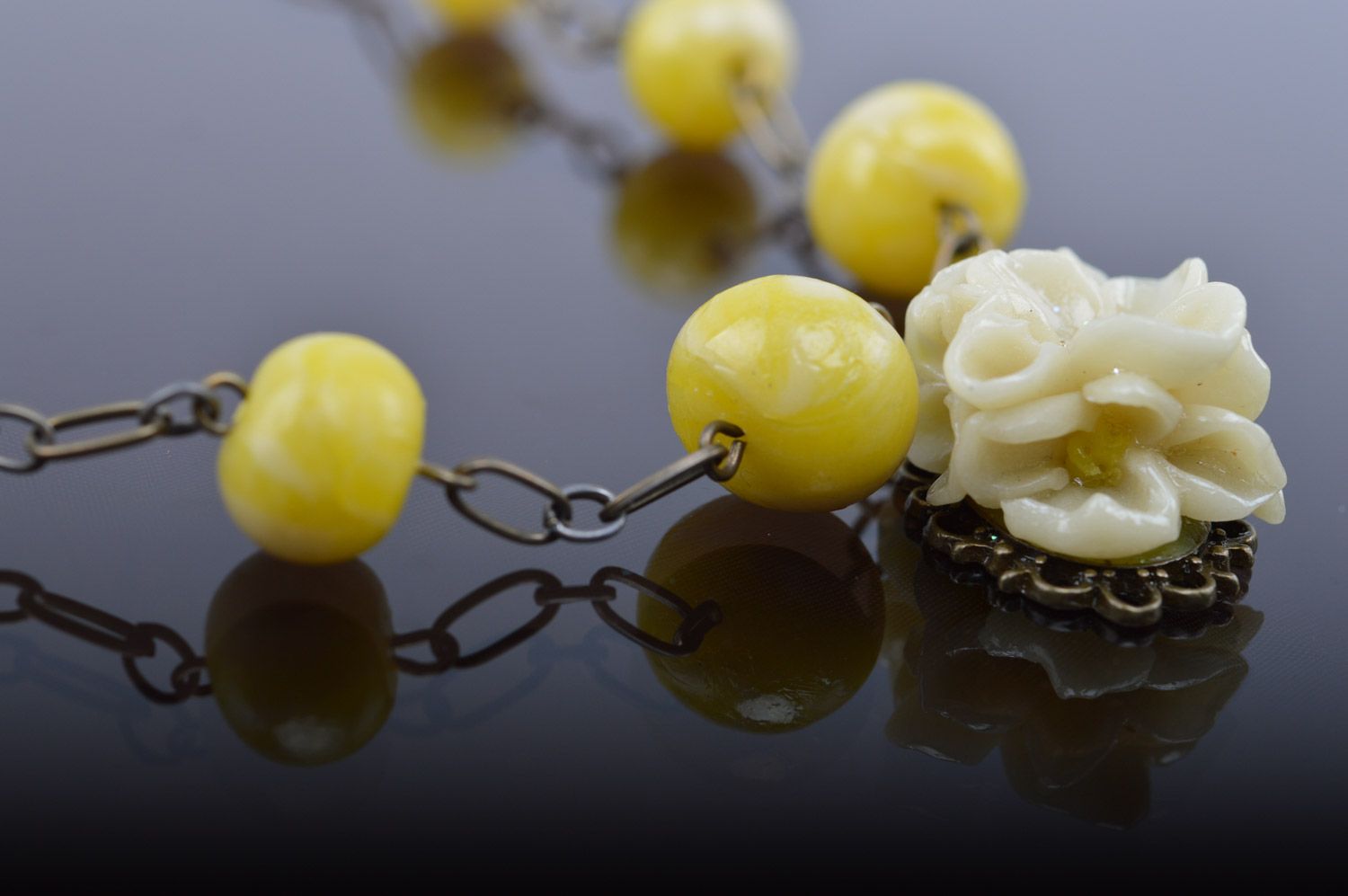 Gelbes handgemachtes Collier aus Ton mit Blume an langer Kette für Frauen foto 5