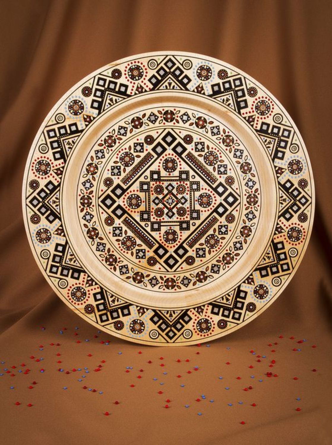 Яркая деревянная инкрустированная тарелка фото 1