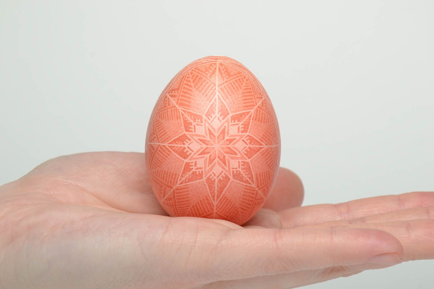 Huevo de Pascua artesanal con símbolos tradicionales foto 5