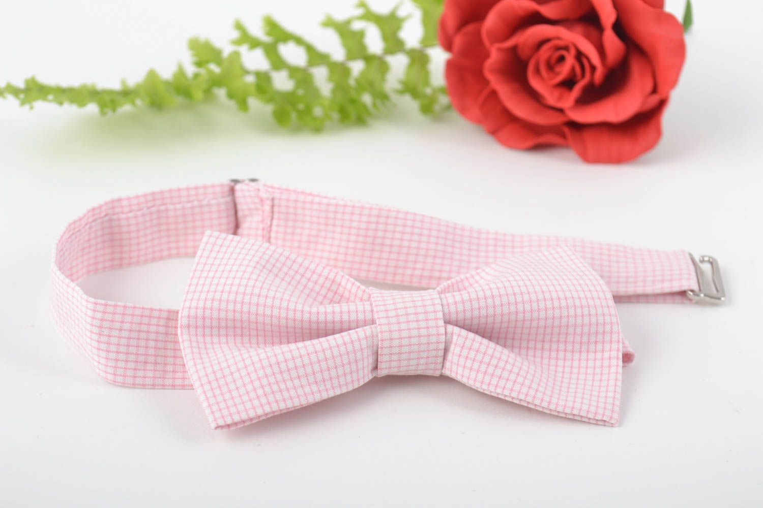 Детский галстук-бабочка из ткани с регулируемым ремешком розовый ручной работы фото 1