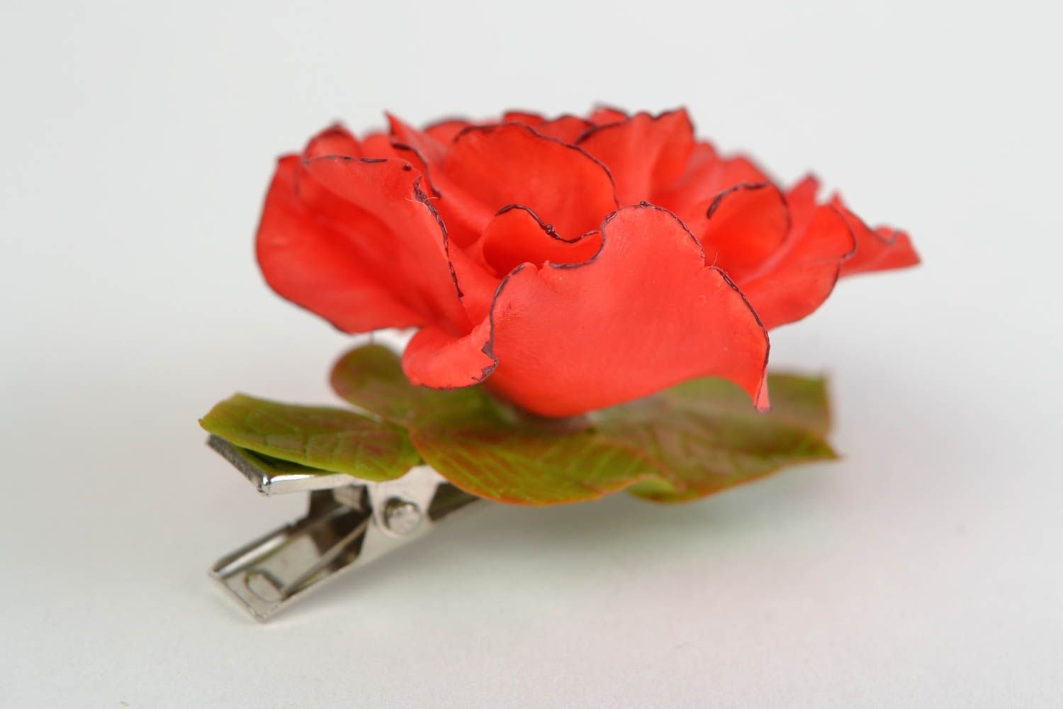 Заколка для волос из холодного фарфора ручной работы зажим в виде красной розы фото 4
