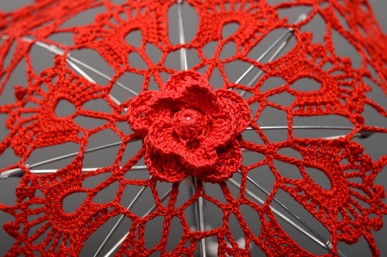Ombrelle tricotée au crochet rouge faite main photo 4