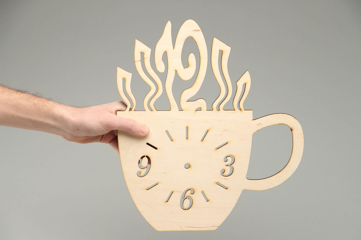 Horloge en bois brut faite main en forme de tasse design original serviettage photo 4