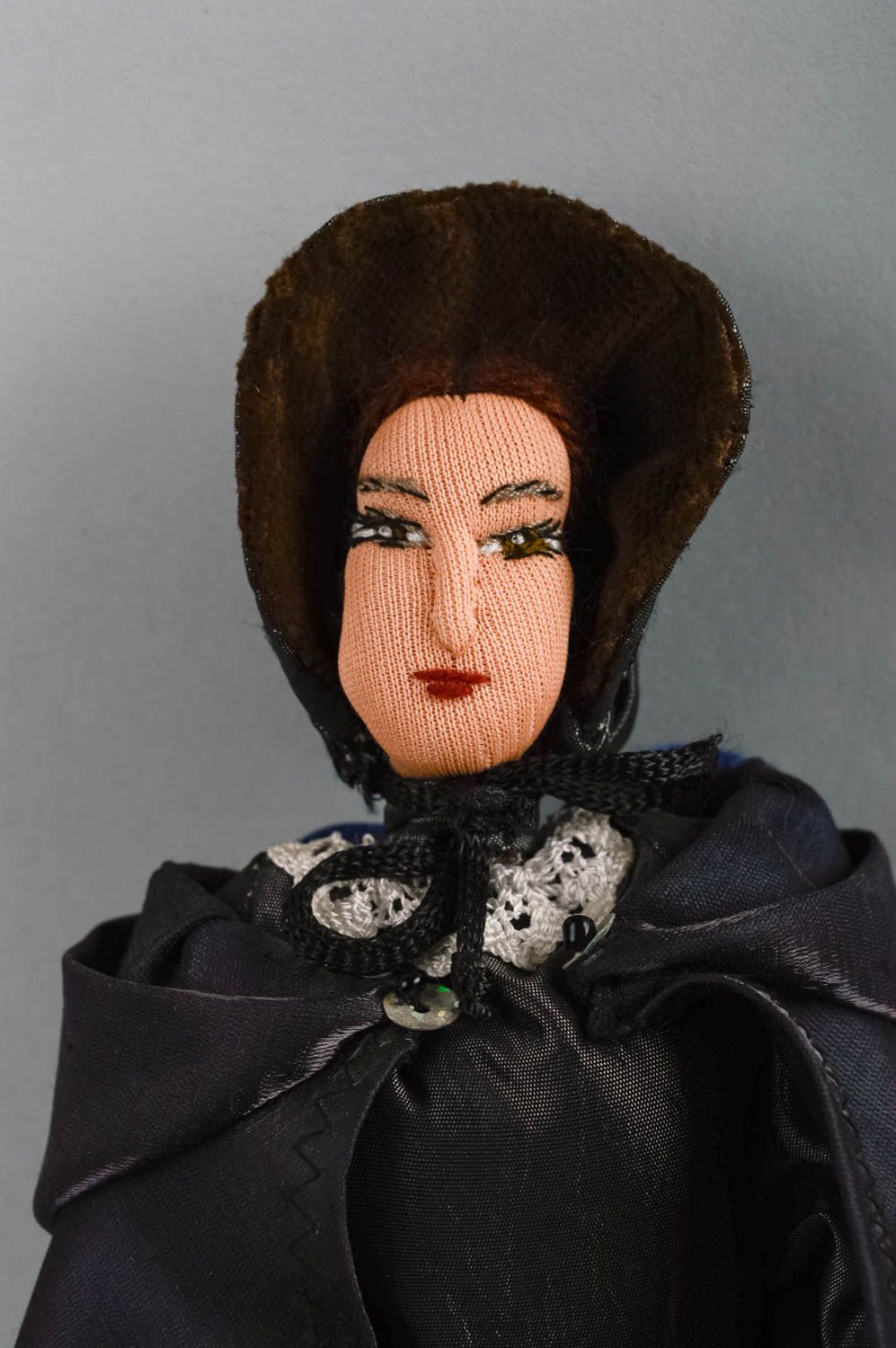 Декоративная кукла женщина в плаще черного цвета для интерьера ручная работа  фото 3