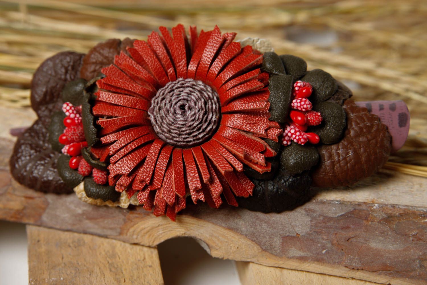 Handmade Haarspange Leder Haarschmuck rot Schmuck für die Haare mit Blume foto 1