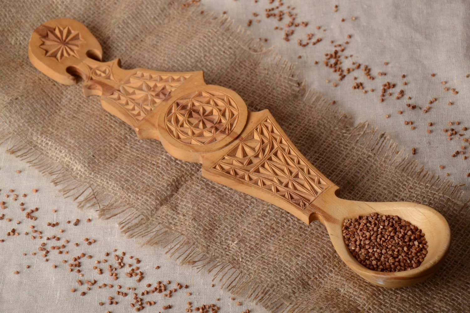 Handgemachter Löffel aus Holz mit Schnitzerei für Interieur von Küche Wunderbar foto 1