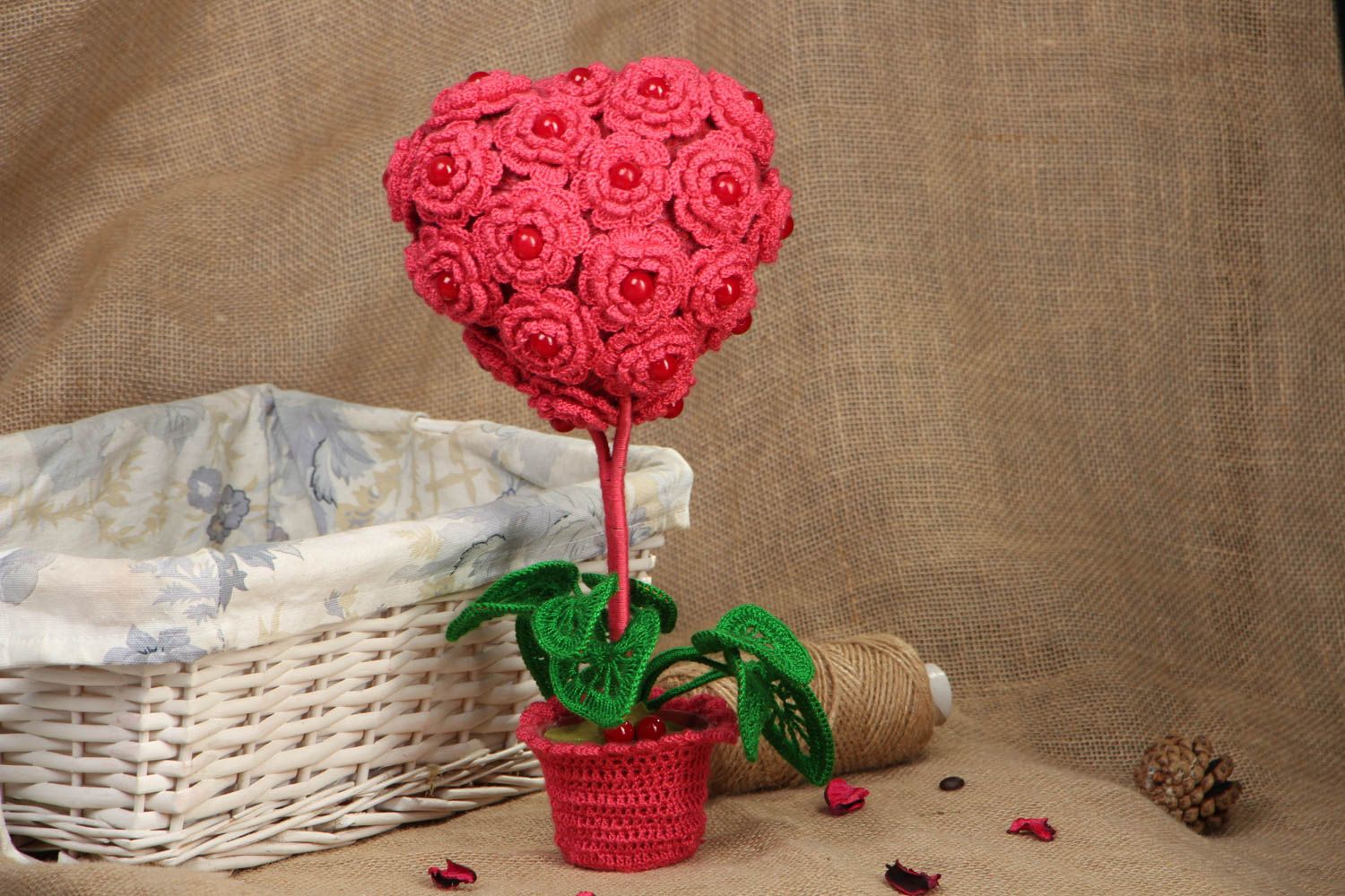 Heart-shaped crochet decorative tree  photo 5