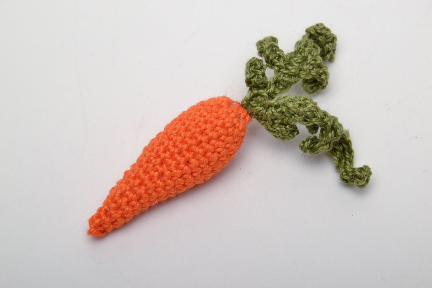 Juguete tejido con forma de zanahoria foto 2