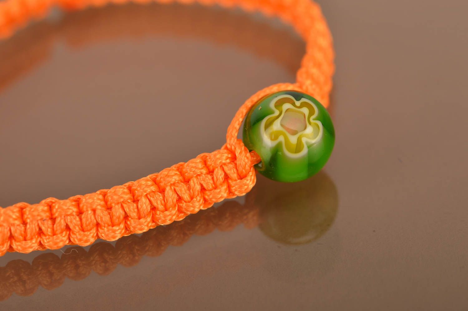 Оранжевый браслет из вощеного шнурка с бусинкой ручной работы красивый фото 2
