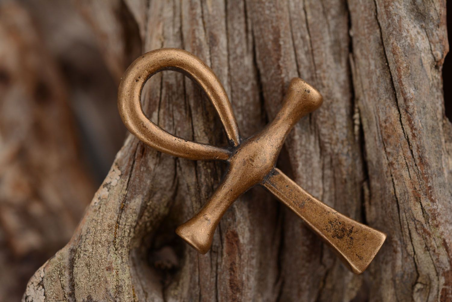 Pingente de bronze feito à mão em forma da cruz foto 2