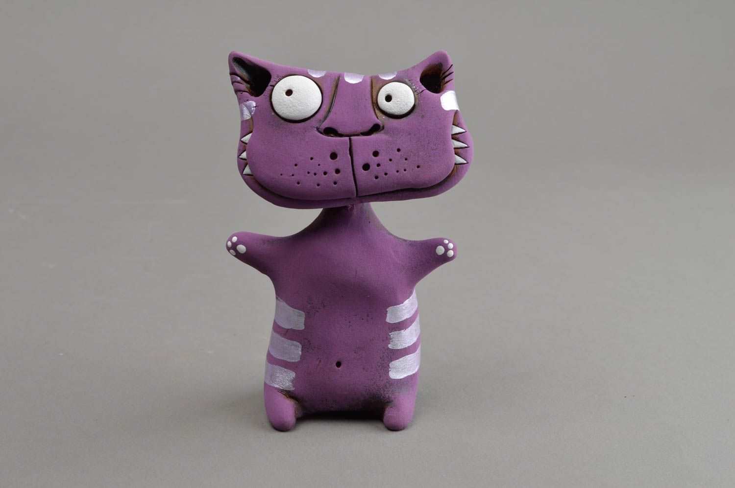 Фиолетовая глиняная статуэтка в виде кота ручной работы расписанная красками фото 2