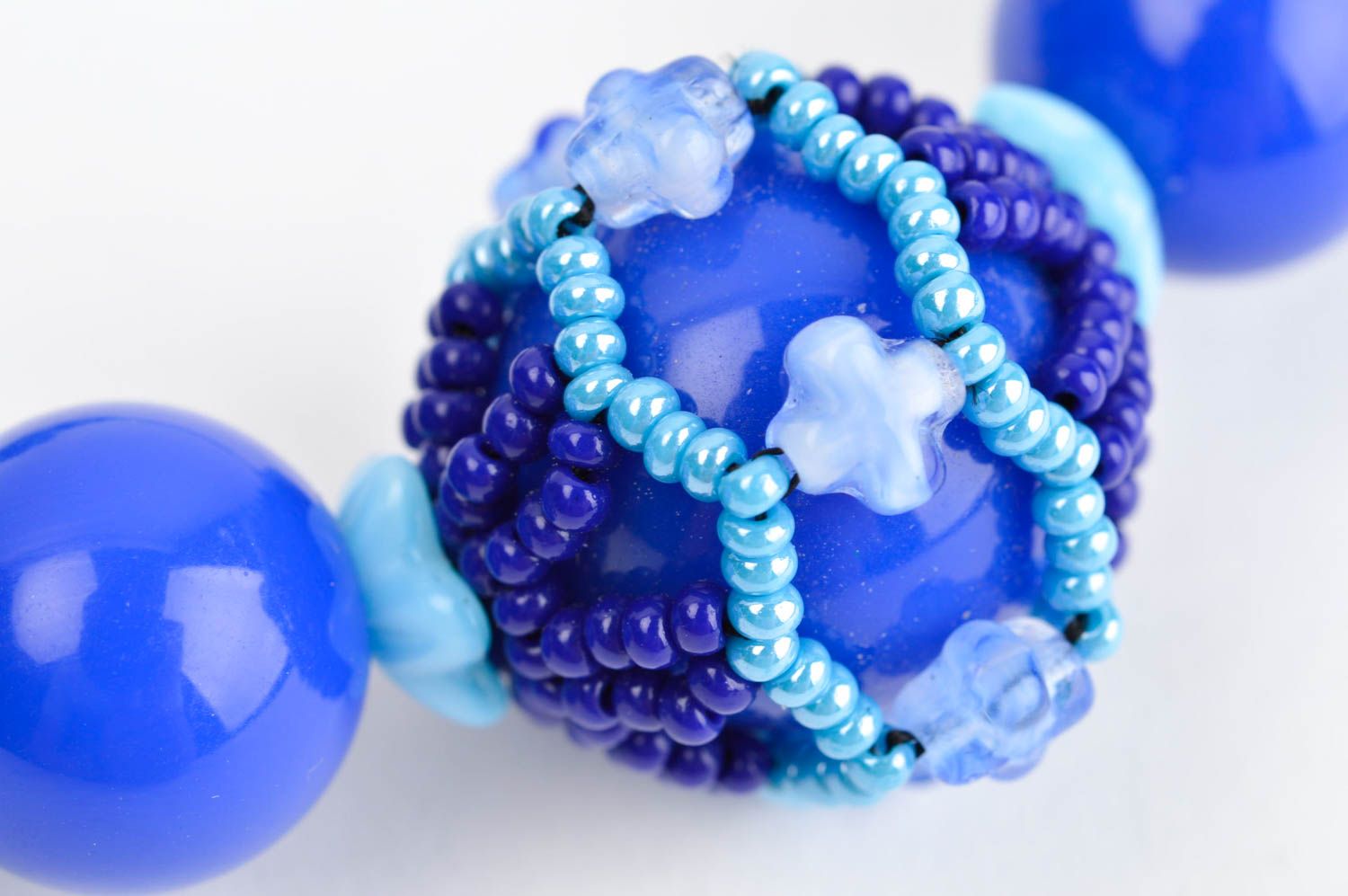 Collana di perline fatta a mano accessorio di moda in colore azzurro blu foto 5