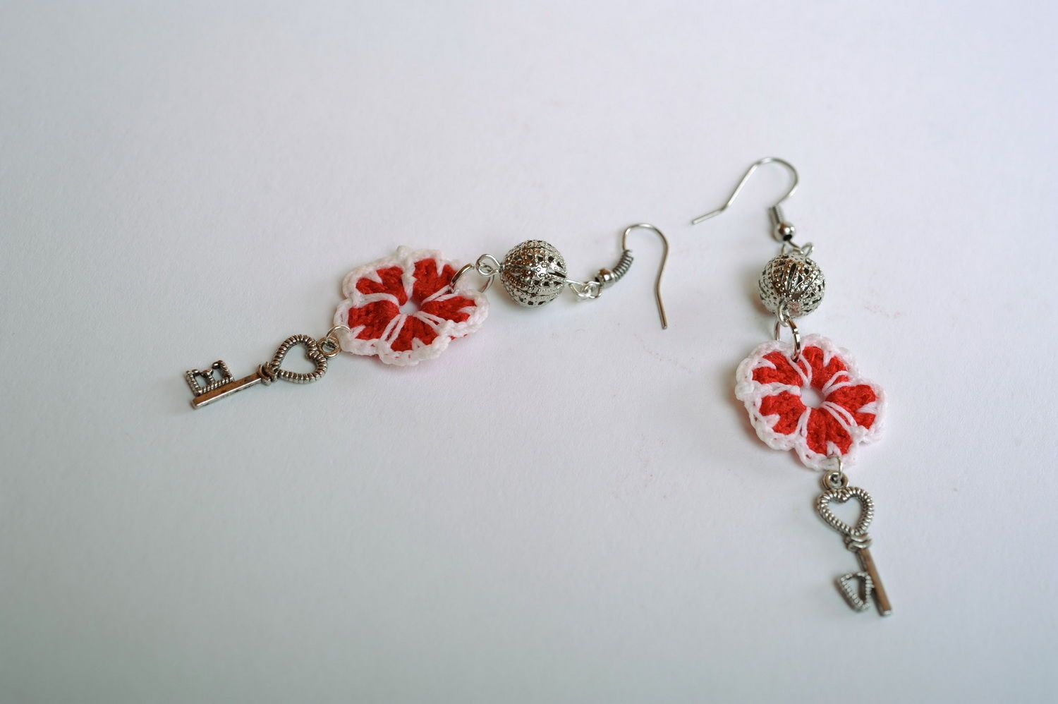 Boucles d'oreilles pendantes acryliques Fleurs rouges photo 1