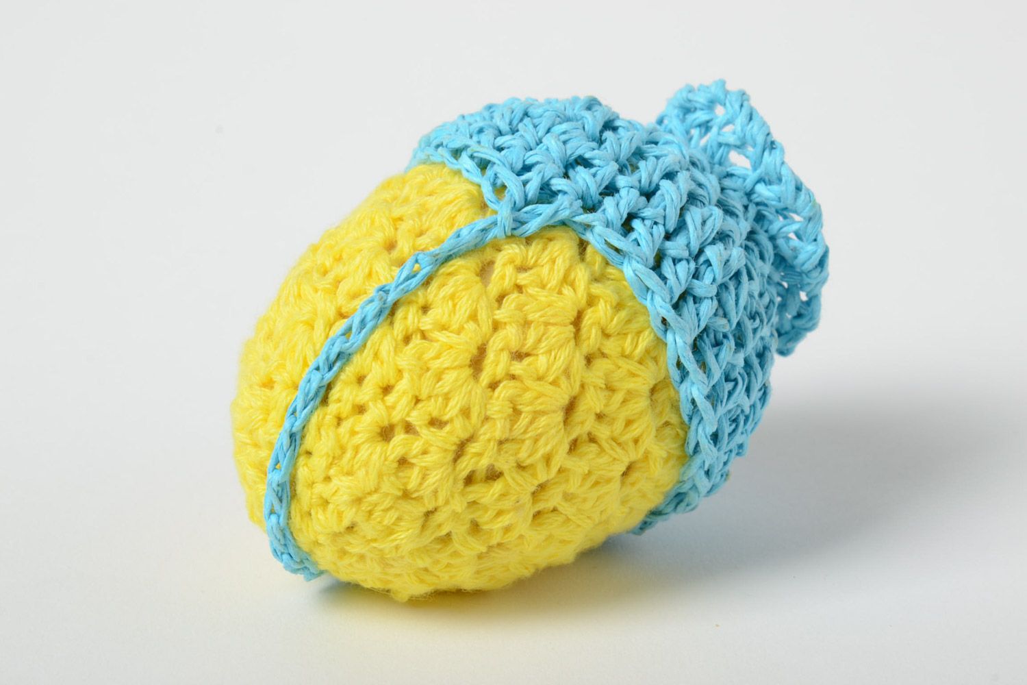 Авторское пасхальное яйцо оплетенное нитками желтыми и голубыми ручной работы фото 3