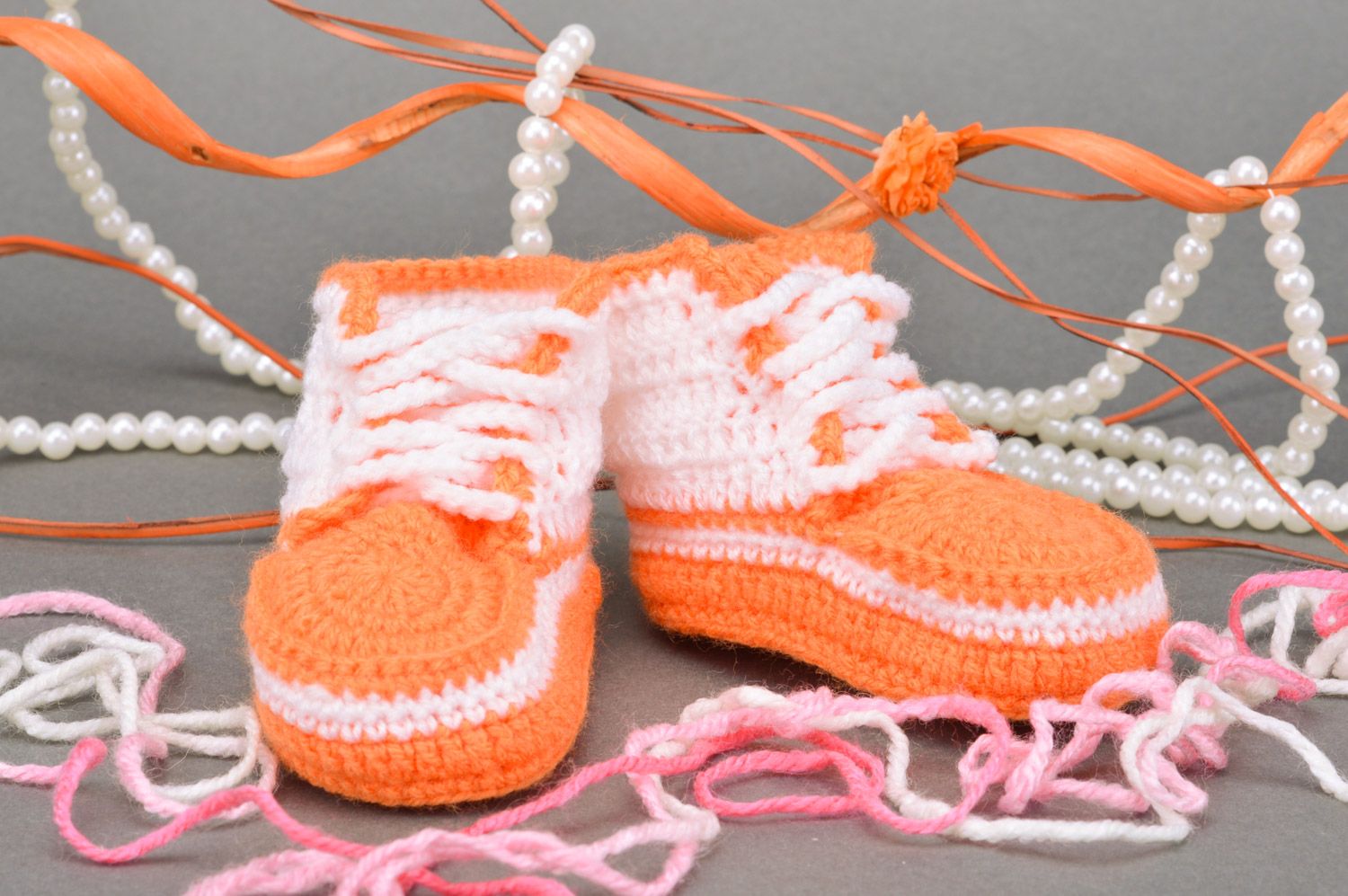 Chaussons de bébé tricotés manuellement d'acryl avec crochet baskets oranges  photo 1