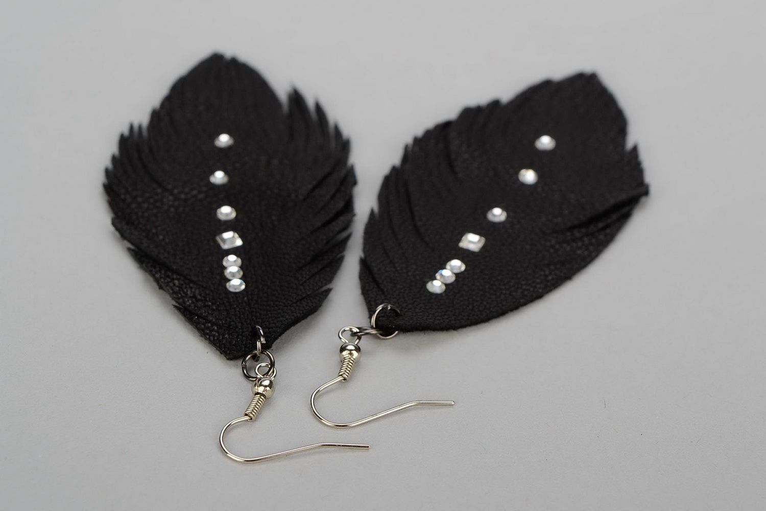 Earrings made ​​of leather in the form of feathers photo 1