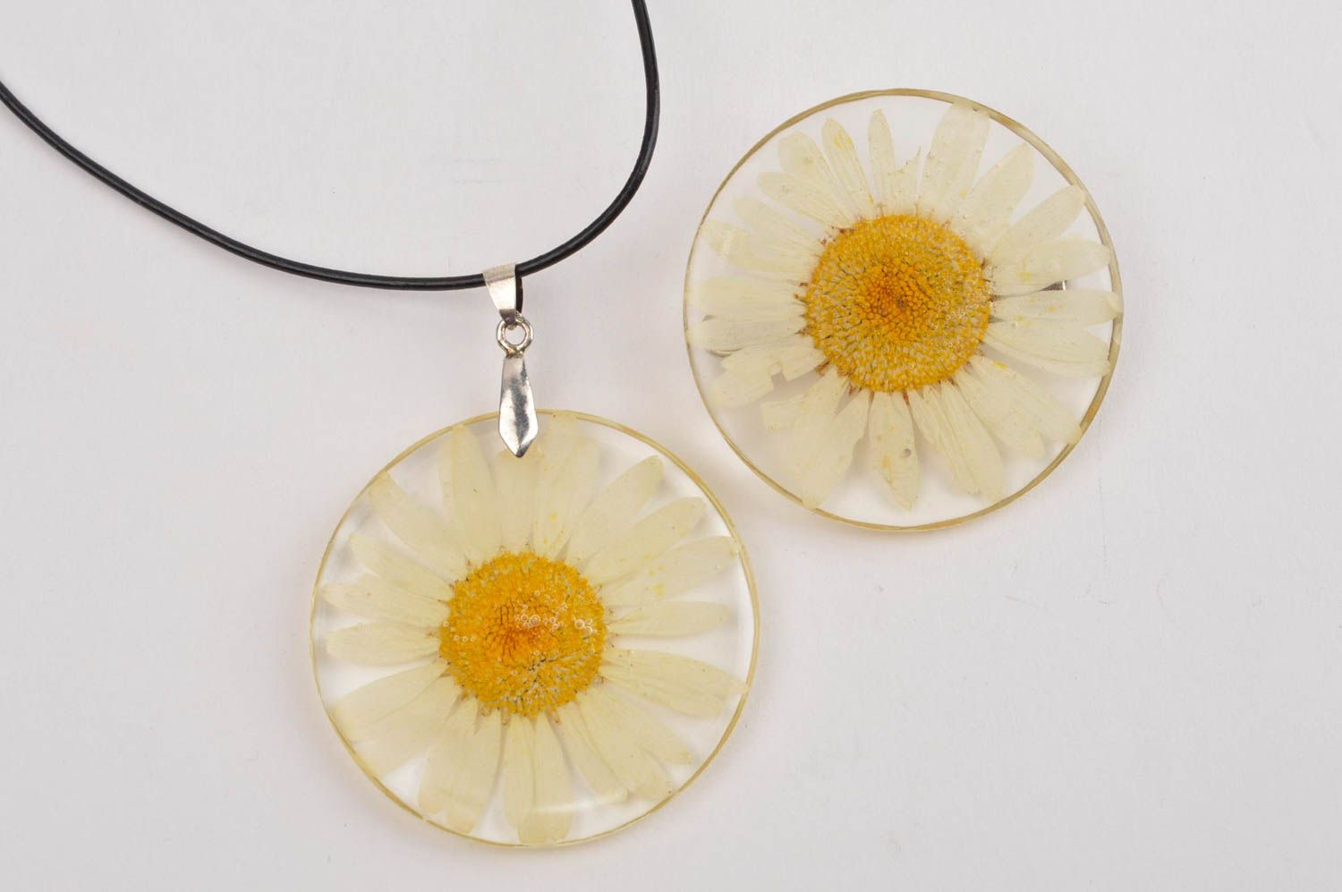 Epoxy resin jewelry handmade botanic brooch botanic pendant with dry flowers photo 2