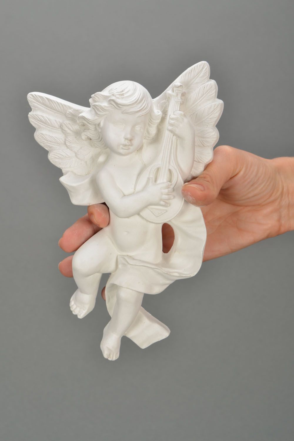 Figura de yeso para decorar en forma de un ángel foto 1