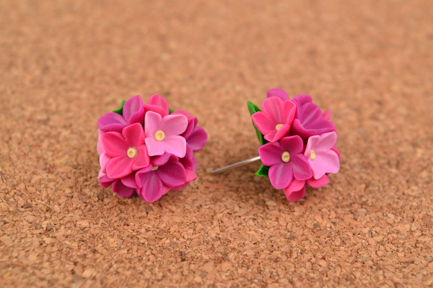 Schöne Blumen Ohrstecker aus Polymerton in Form von lila Sträußen Handarbeit foto 1