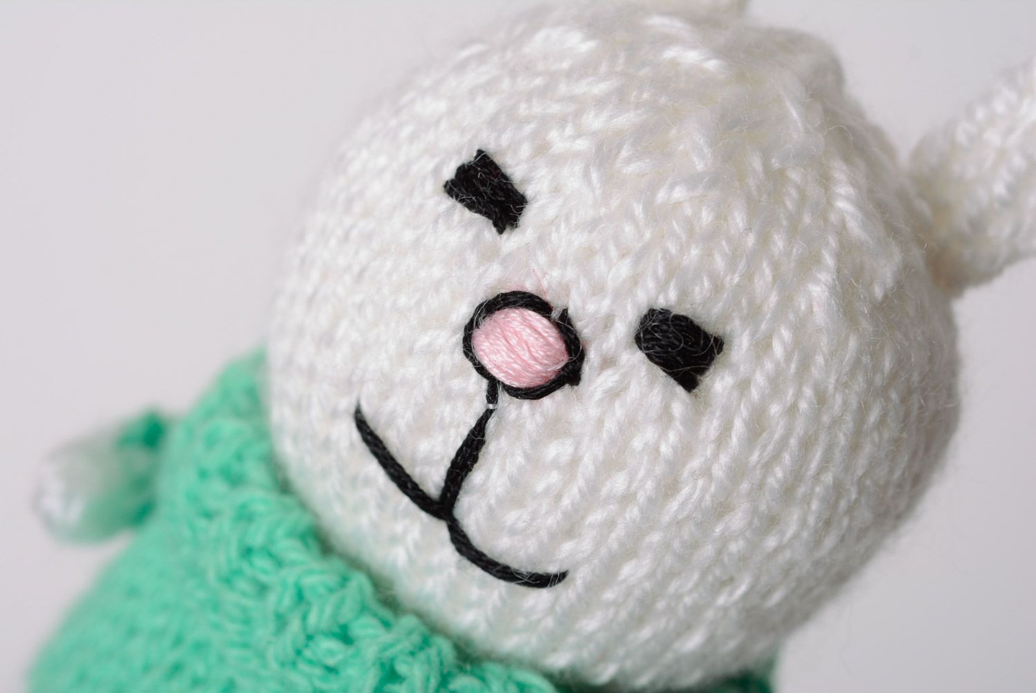 Мягкая игрушка заяц белый в зеленом свитере вязаный на спицах ручная работа фото 2