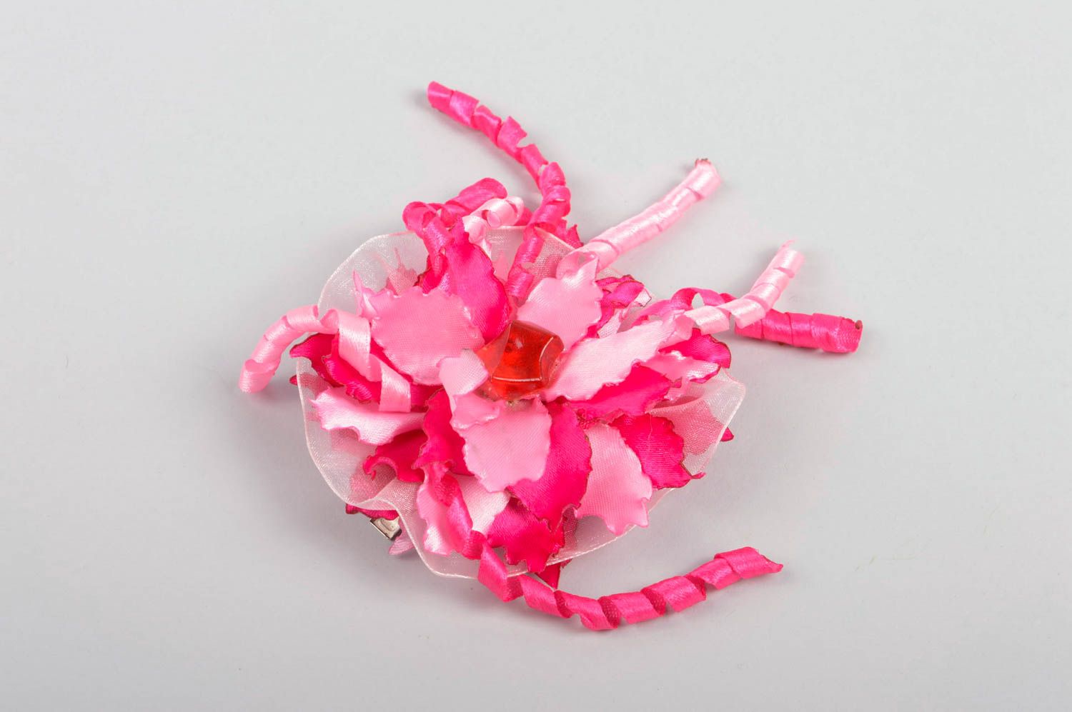 Розовое украшение ручной работы аксессуар для волос заколка с цветком из лент фото 2