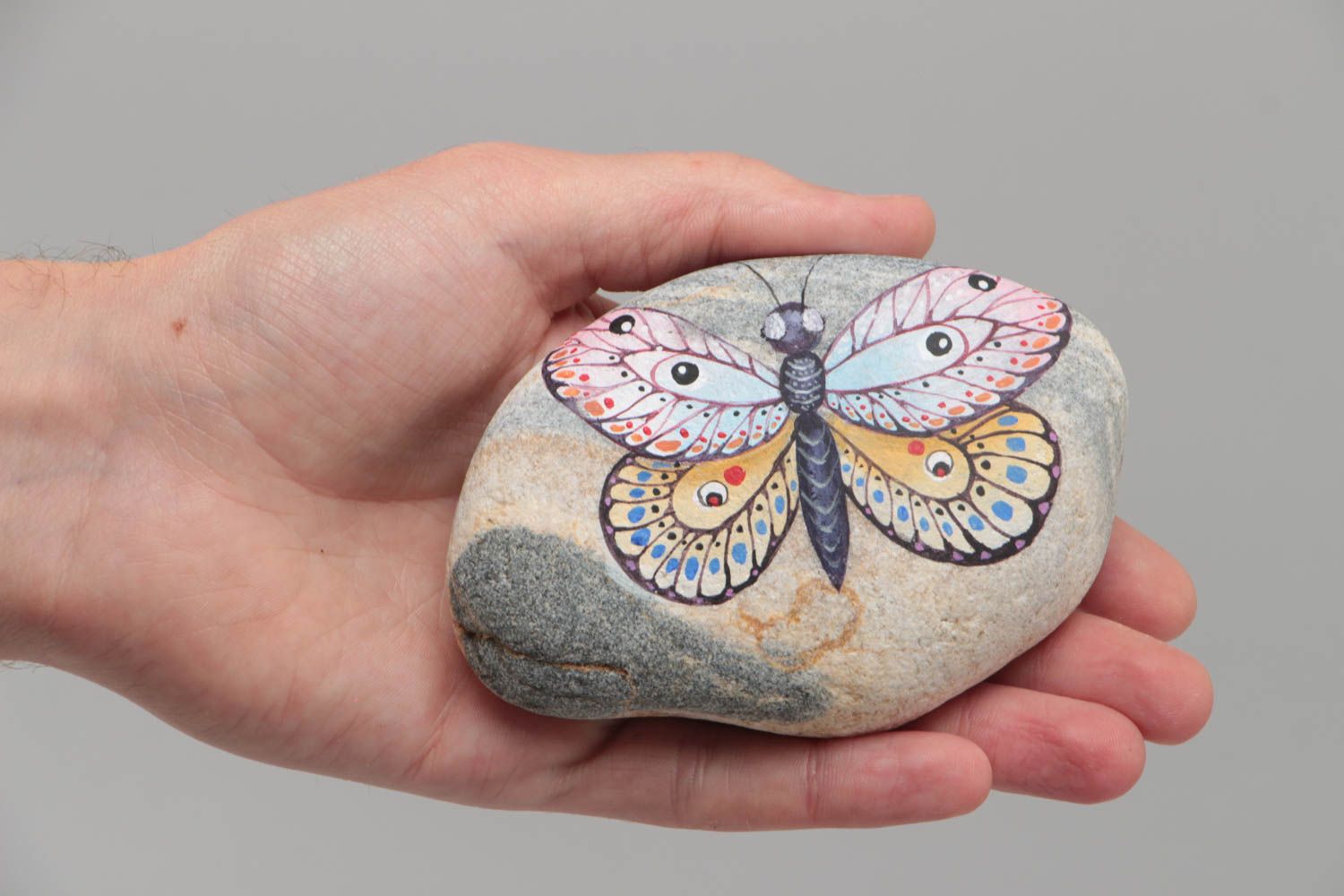 Galet peint de couleurs acryliques fait main original décoratif avec papillon photo 5
