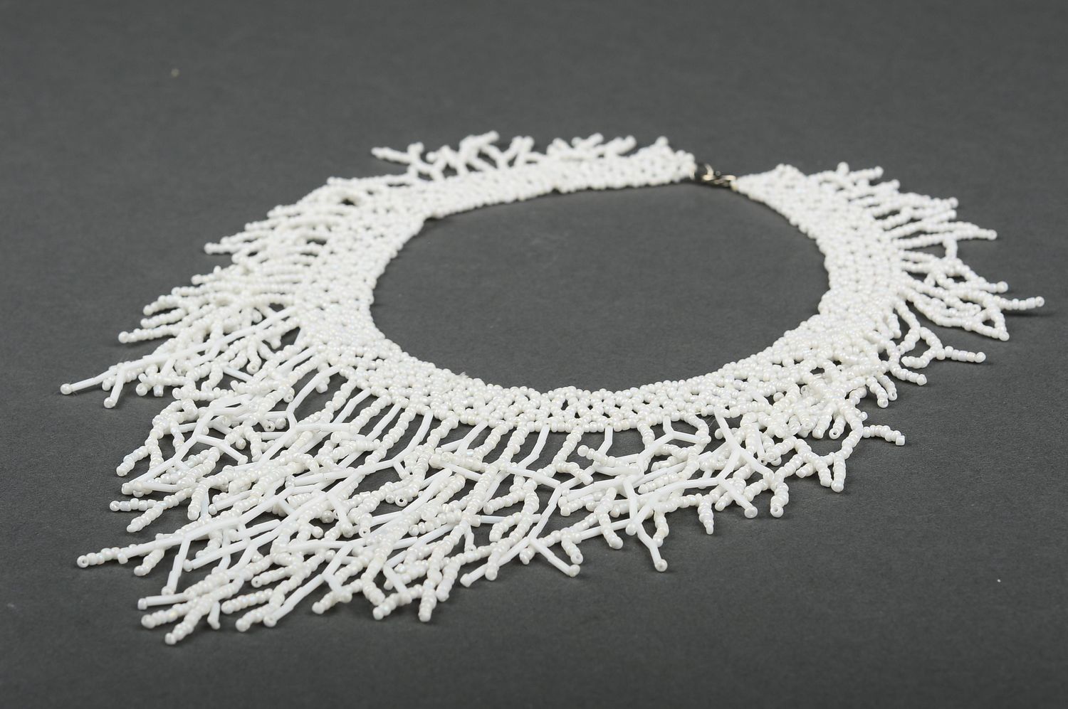 Ожерелье из бисера украшение ручной работы колье из бисера белое красивое фото 3
