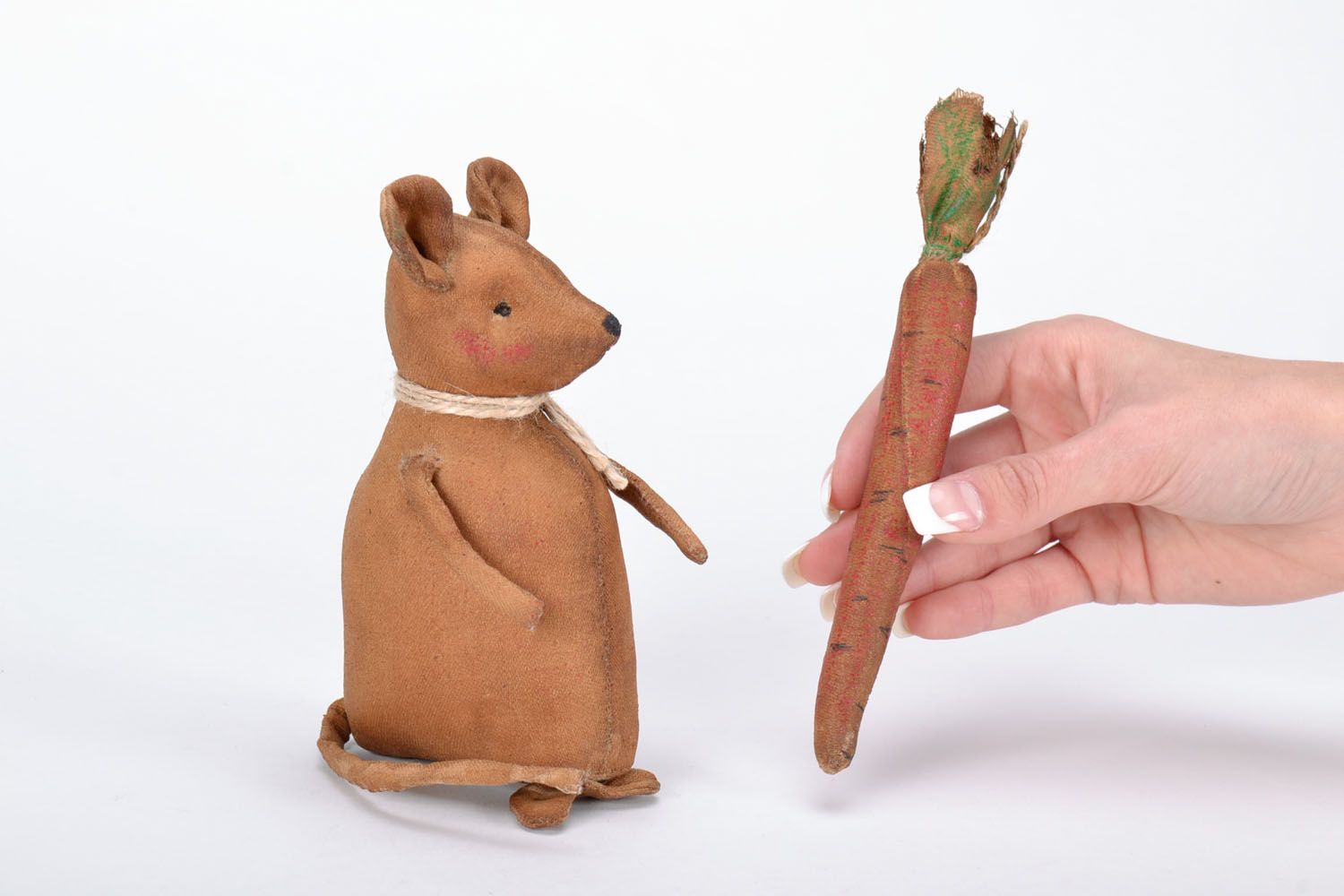 Muñeco de tela Ratón con zanahoria foto 2