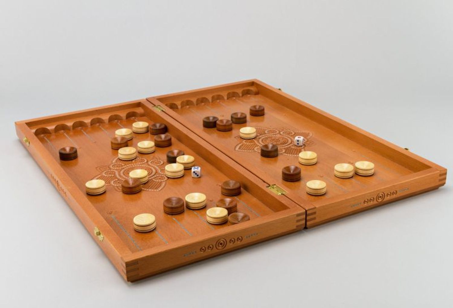 Backgammon di legno fatto a mano Giochi da tavolo Backgammon intagliato  
 foto 4