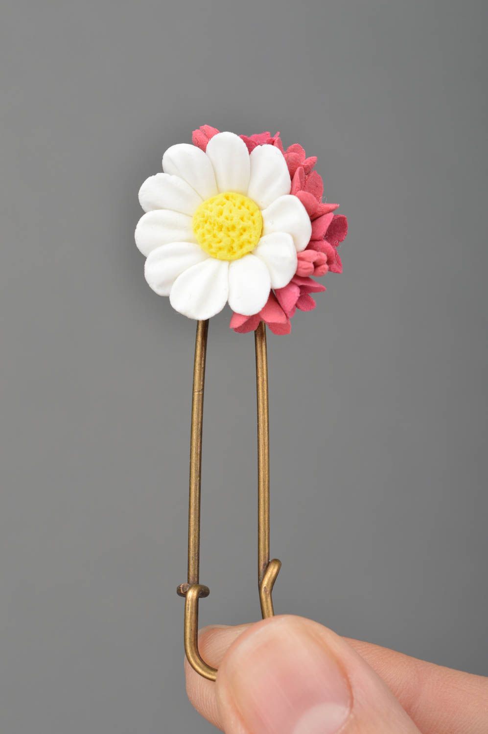 Broche épingle avec fleurs en pâte polymère faite main design Marguerite photo 3